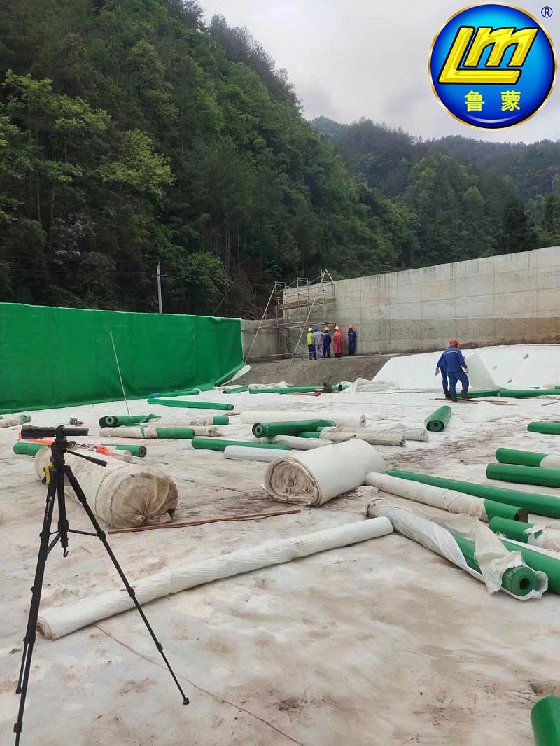 石油開采污水池魯蒙防滲膜鋪設(shè)注意事項